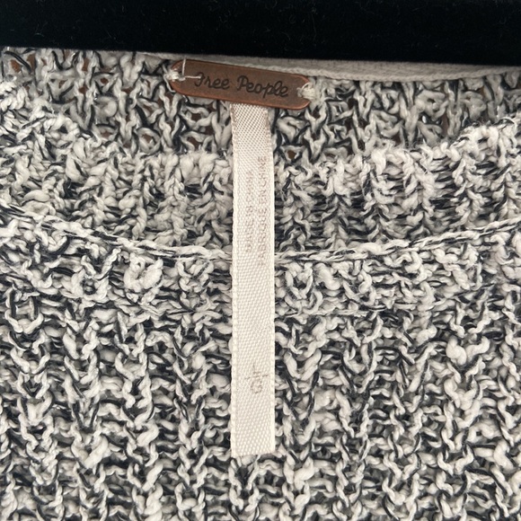 Gorgeous FREE PEOPLE Knit Sweater 😍 - Picture 8 of 9